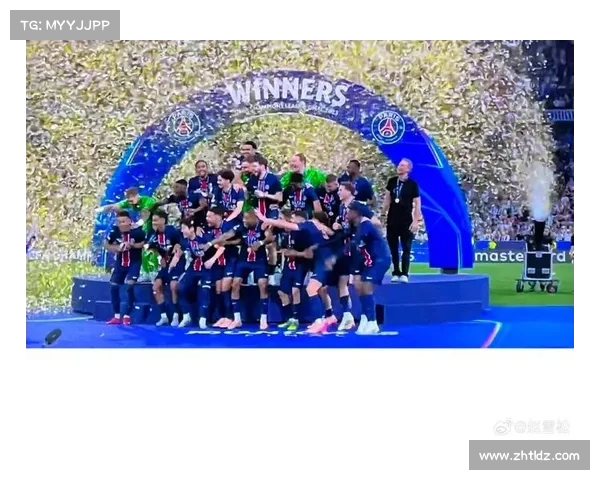 巴黎圣日耳曼欧冠奖杯首次公开展览吸引超万球迷热烈到场庆祝